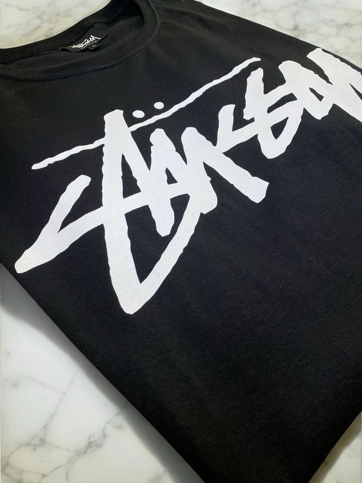 Polera Syna World Con Letras Blancas