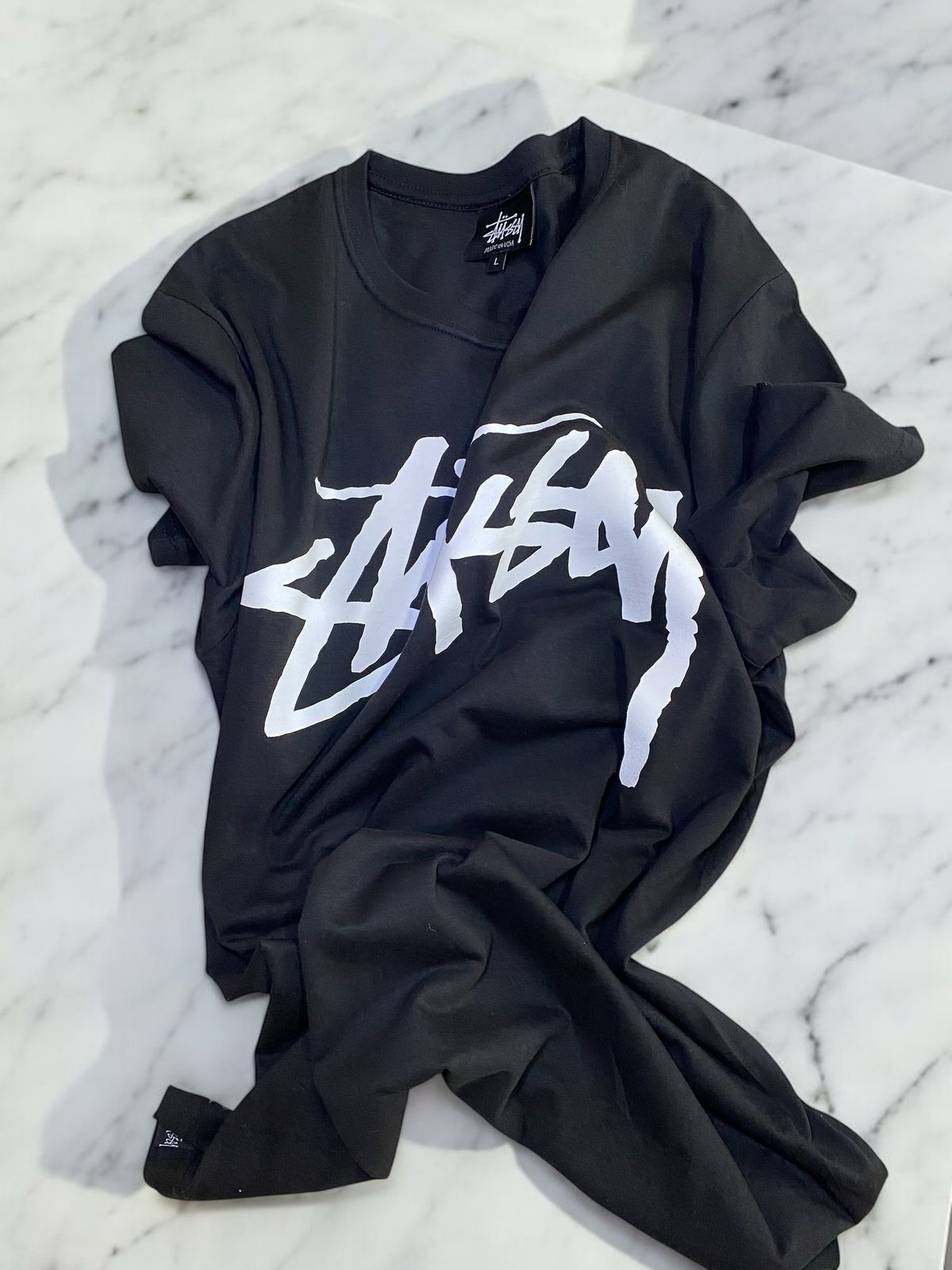 Polera Syna World Con Letras Blancas